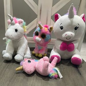 Bundle of 4 unicorn plushies. Brands such as Ty.